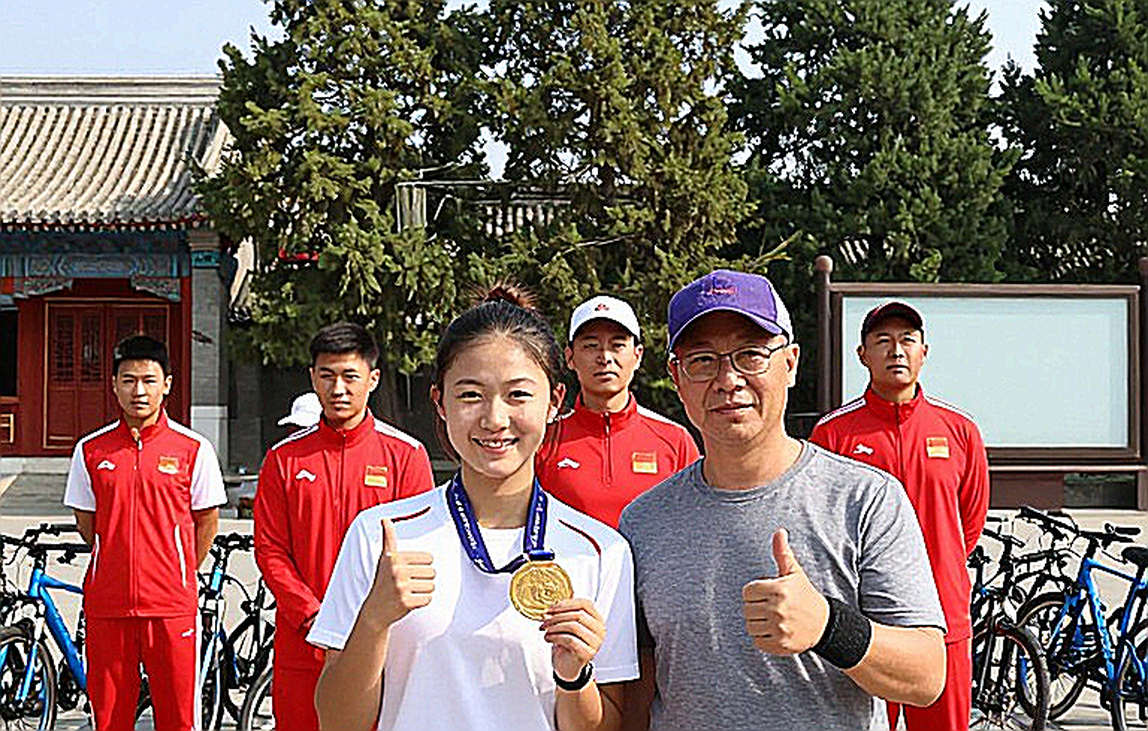 Sân tập trống, tài liệu trống và bài học phóng viên thể thao chọn im lặng