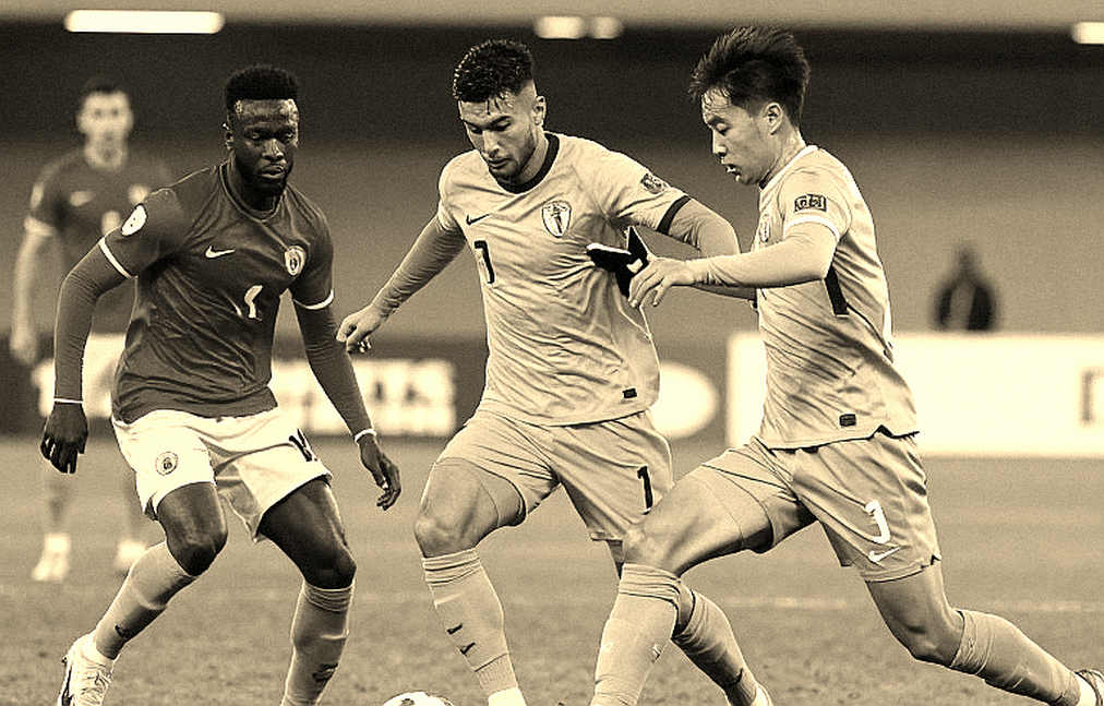 Mbappé và đôi giày mới: câu chuyện nằm ở đầu gối, không ở đế giày