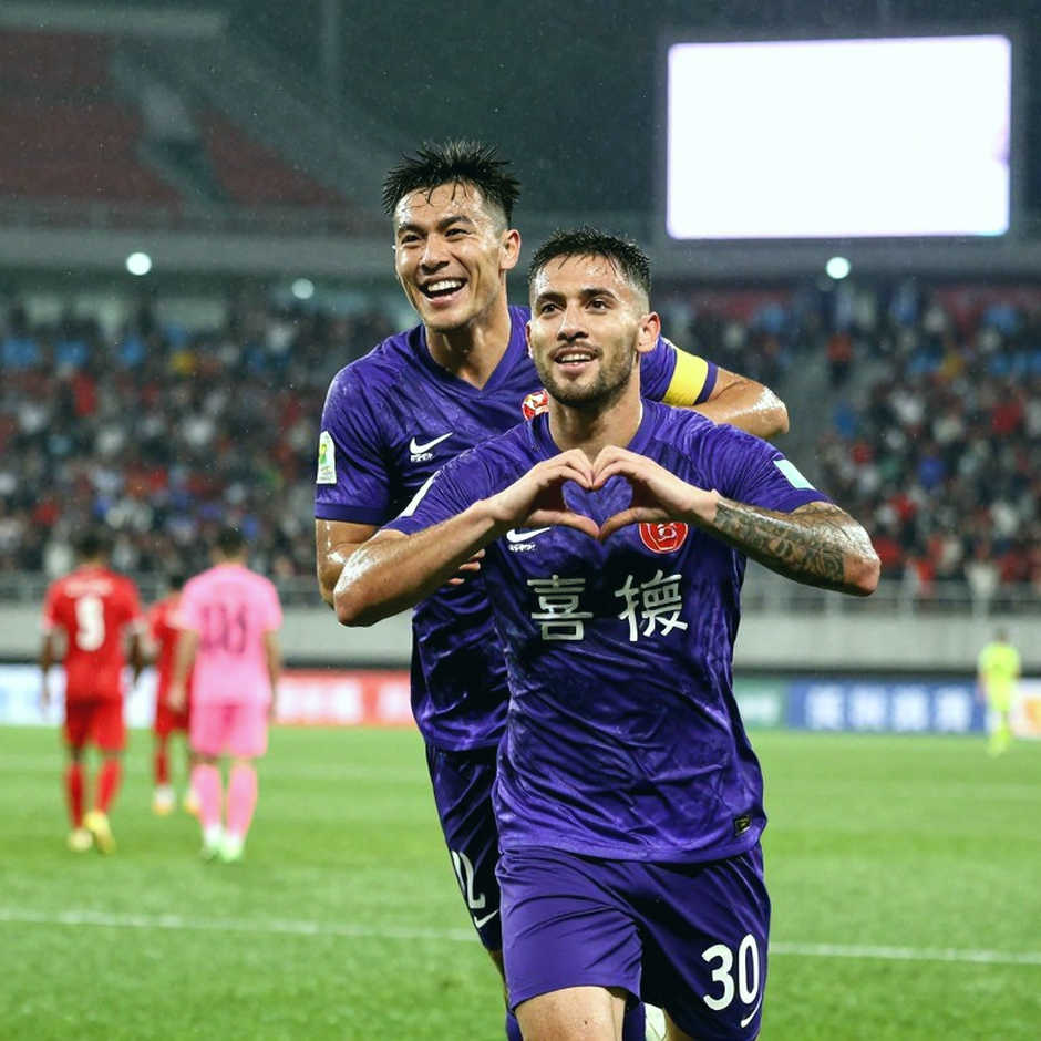 Mười hai lần phá bóng của Schuster: Brentford dựng lại trận đấu trong khoảng nghỉ giữa hiệp