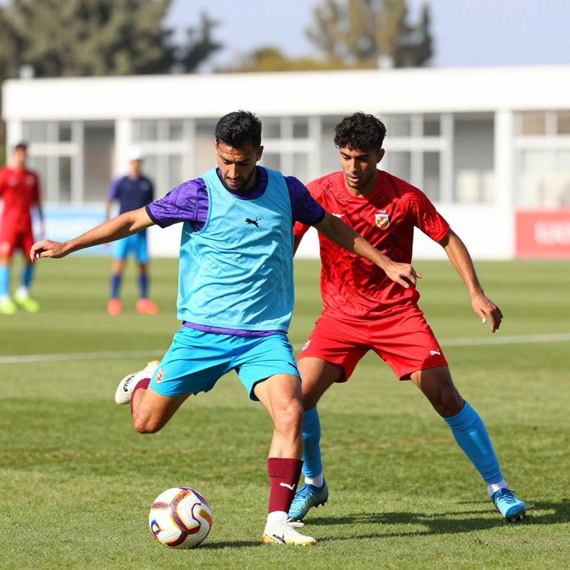 Tiếng hô "Messi" ở Al-Ain và cú vỗ tay của Ronaldo: Khi khán đài biến khởi động thành đấu trường tâm lý
