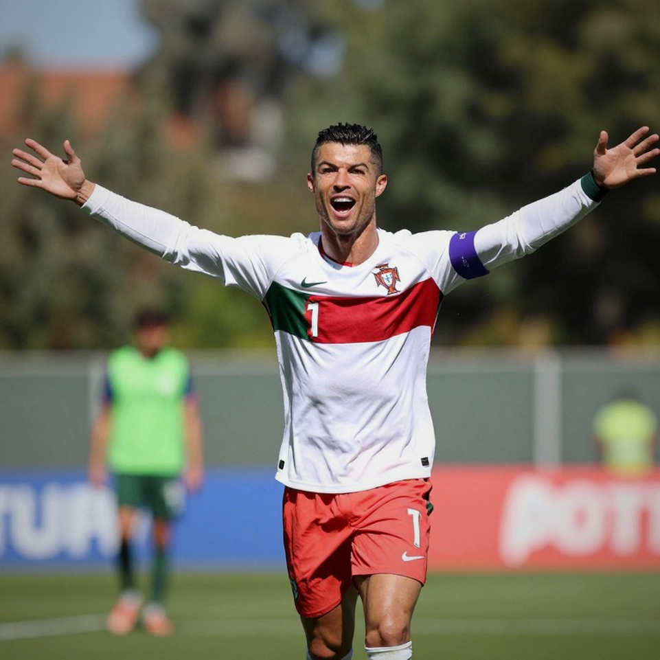 Tiếng hô "Messi" ở Al-Ain và cú vỗ tay của Ronaldo: Khi khán đài biến khởi động thành đấu trường tâm lý