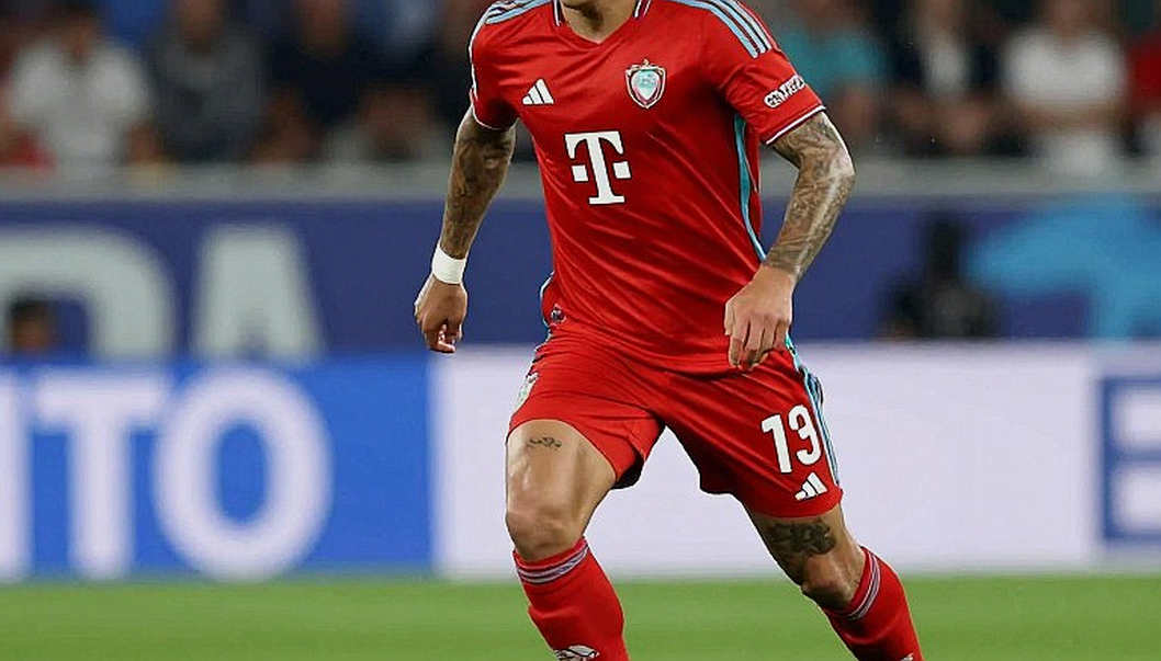 Tiếng hô “Messi” ở Hazza bin Zayed và ba nhịp vỗ tay của Ronaldo