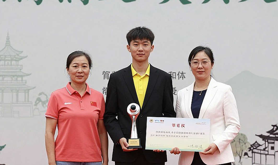 Ván cờ thứ 743 và người canh giữ khán đài trống