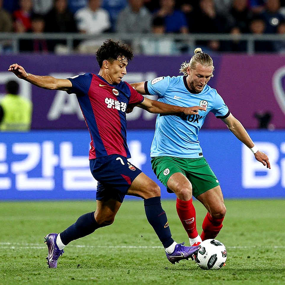 Paredes bất ngờ xuất hiện tại trại huấn luyện Argentina giữa án phạt FIFA Paredes bất ngờ xuất hiện tại trại huấn luyện Argentina giữa án phạt FIFA